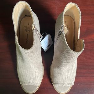 Time and Tru peep toe wedges - never worn - tag still on